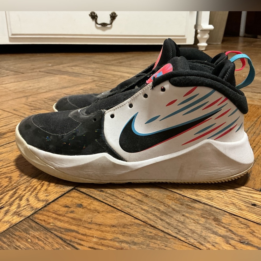 Nike Team Hustle D9 GS 'Light' basketball sneakers size 6y